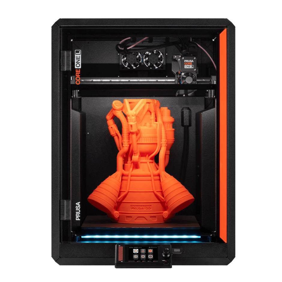 Vista frontal de la impresora 3D cerrada Prusa CORE One L+ con una pieza naranja grande