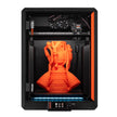 Vista frontal de la impresora 3D cerrada Prusa CORE One L+ con una pieza naranja grande