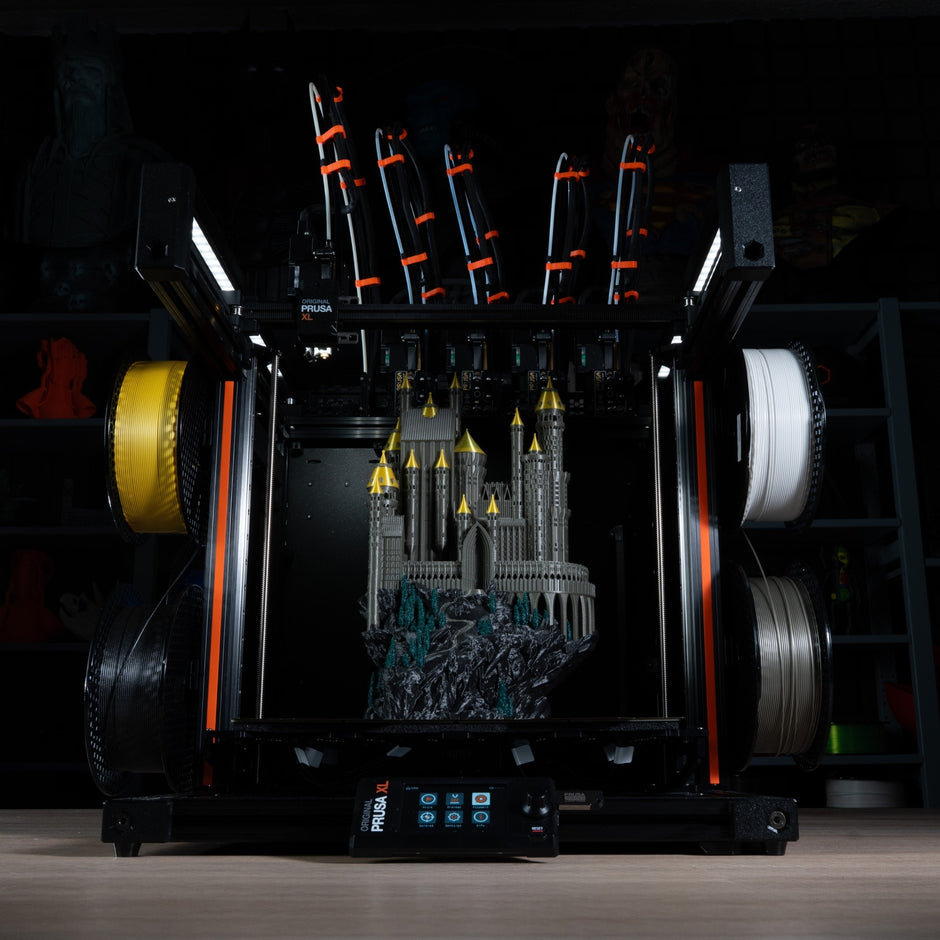 Prusa XL+ imprimant un château multicolore